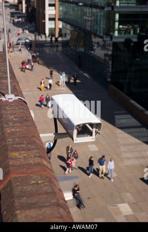 La protezione CCTV telecamera sul tetto veglia sulla zona pedonale nel centro di Londra Foto Stock