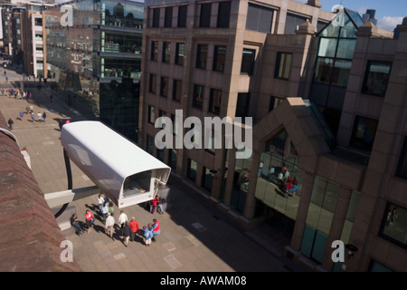 La protezione CCTV telecamera sul tetto veglia sulla zona pedonale nel centro di Londra Foto Stock