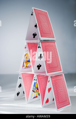 Carte da gioco impilati in una piramide Foto Stock