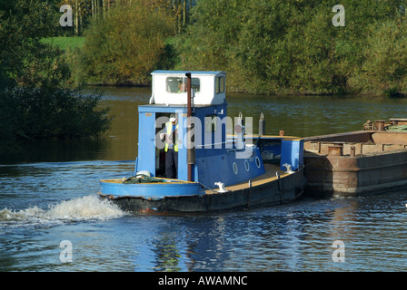 Rimorchiatore spinge il canale commerciale del traffico su Aire & Calder Navigazione, Castleford, West Yorkshire, nell'Inghilterra del Nord Foto Stock