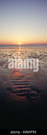 Sun impostazione sulla Cappella Porth Beach, Sant Agnese, Cornwall Regno Unito Foto Stock