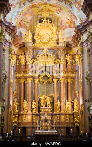 Il santuario nella chiesa abbaziale interno barocco monastero dei benedettini dell'Abbazia di Melk nella regione di Wachau in Austria Foto Stock