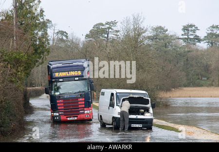 Camion di negoziato a filamento passato van bloccato in ALLUVIONE 2008 Foto Stock