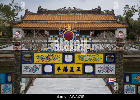Vista della THAI HOA PALACE dalla cima della ONG MON GATE nella cittadella imperiale di HUE VIETNAM Foto Stock