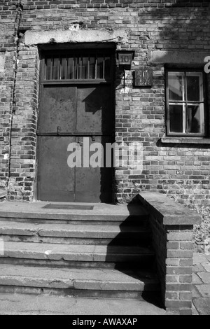 L'ingresso al blocco 10 nell'ex campo di concentramento nazista di Auschwitz, Polonia. Foto Stock