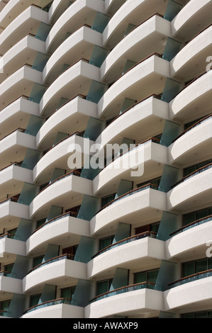 Il balcone di ogni camera di un hotel nel centro di Auckland, Nuova Zelanda. Foto Stock