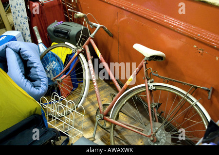 Accozzaglia vendita articoli in village hall, compresi i vecchi bike Foto Stock
