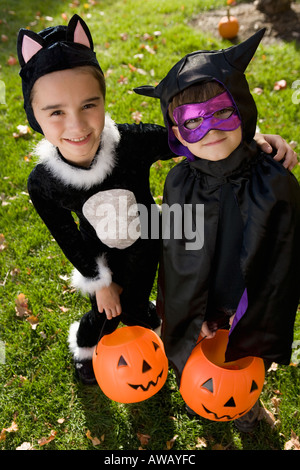 Un ragazzo e una ragazza in costume di Halloween Foto Stock