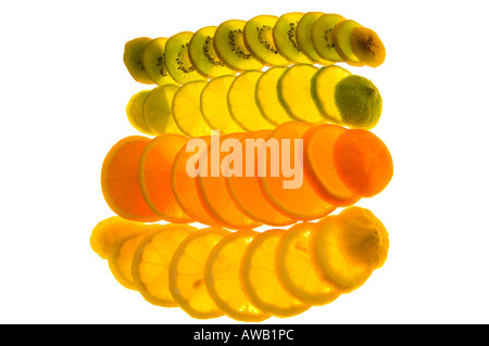 La sovrapposizione di colore arancione Kiwi Limone e fettine di lime in linea ritaglio Foto Stock