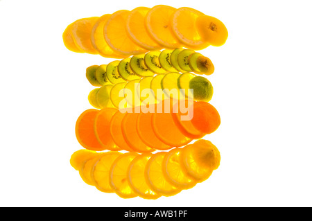 La sovrapposizione di colore arancione Kiwi Limone e fettine di lime in linea ritaglio Foto Stock