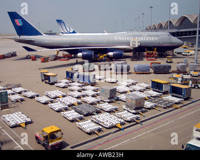 Un aereo commerciale attraccata a Hong Kong di Chek Lap Kok aereoporto internazionale a è pronta per il caricamento di bagaglio & rifornimenti Foto Stock
