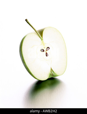 Un Apple tagliate a metà esponendo il simmetrico di semi. Foto Stock