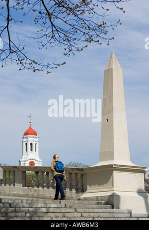 Studentessa con zaino crossing settimane ponte sopra il fiume Charles a Cambridge, Massachusetts, steeple in background Foto Stock