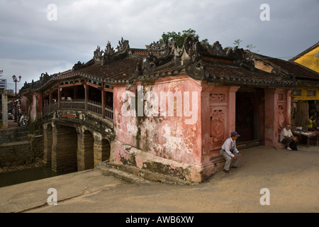 Il famoso ponte coperto giapponese nella città di Hoi An VIETNAM CENTRALE Foto Stock