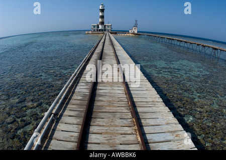 Daedalus Reef con il XIX secolo British costruito faro e il molo con binario. Mar Rosso. L'Egitto. Foto Stock