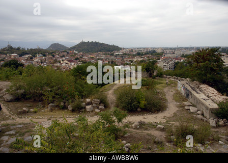 Rovine del vecchio insediamento di Tracia Nebet Tepe nella moderna Plovdiv della Cittá Vecchia. Vista di Plovdiv sullo sfondo. La Bulgaria Foto Stock