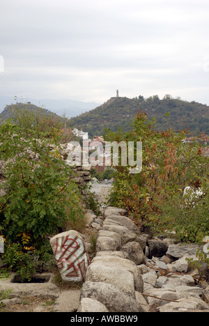 Rovine del vecchio insediamento di Tracia Nebet Tepe nella moderna Plovdiv della Cittá Vecchia. Vista del Bunardznika sullo sfondo. Bulgari Foto Stock