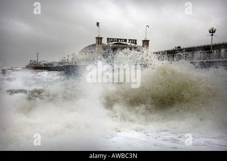 Un onda Gigante batte il litorale dal molo di Brighton come 80mph winds ha colpito la Gran Bretagna Foto Stock