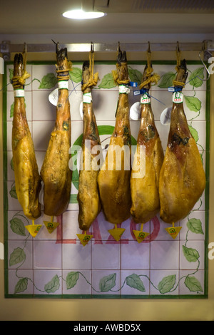 Una mezza dozzina di prosciutti appesi in Cadiz Spagna ristorante Foto Stock