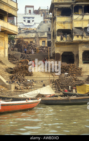 La masterizzazione Ghats cremazioni dove prendere posto sulle rive del fiume sacro Gange a Varanasi India Foto Stock