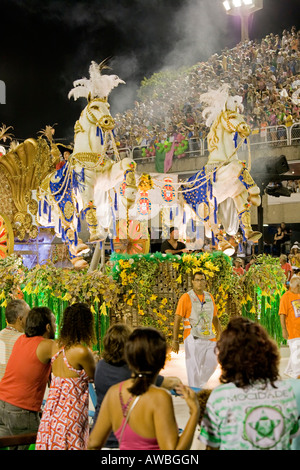 Il famoso carnevale sfilano al Sambodromo di Rio de Janeiro in Brasile Foto Stock