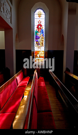 Finestra di vetro colorato nella cattedrale di Akureyrarkirkja Akureyri Islanda Foto Stock