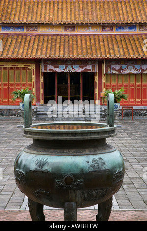 Uno dei nove urne dinastiche dentro le mura della cittadella imperiale di HUE VIETNAM Foto Stock