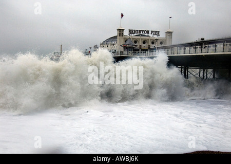 Un onda Gigante batte il litorale dal molo di Brighton come 80mph winds ha colpito la Gran Bretagna Foto Stock