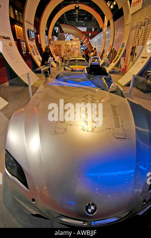 Una BMW auto con piani di un idrogeno motore sul suo cappuccio, durante un International Motor Show di Parigi. Foto Stock