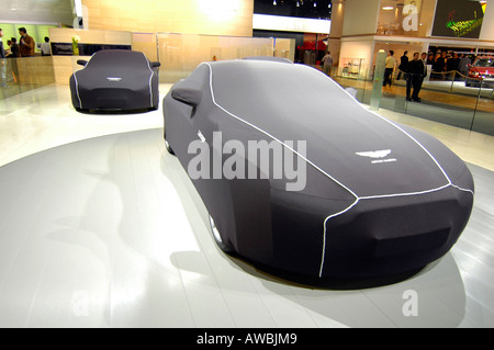 Aston Martin automobili sportive protette in virtù del loro alloggiamento coperchio durante il Mondiale di Parigi Auto Show Foto Stock