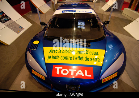 Una vettura a Parigi 2006 mondiale auto esposizione, con un messaggio pubblicitario per i biocarburanti sul suo cappuccio. Foto Stock