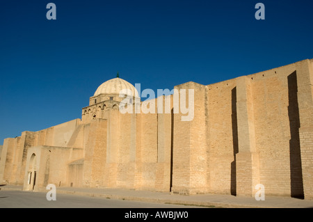 La parete esterna e la cupola della grande moschea di Kairouan, Tunisia. Foto Stock