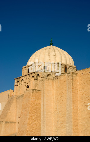 La parete esterna e la cupola della grande moschea di Kairouan, Tunisia. Foto Stock