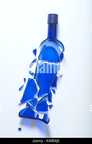 Close up di shattered blu bottiglia di liquore Foto Stock