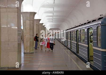 La Russia. Mosca, Kropotkinskaya, stazione della metropolitana, treno Foto Stock