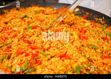 La paella di essere cucinati in stallo del mercato Foto Stock