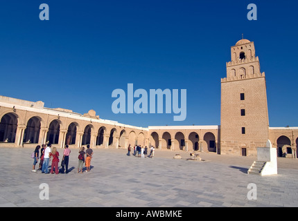 Western tour gruppo nel cortile della grande moschea di Kairouan, l Islam è la quarta più sacro luogo di culto, Tunisia. Foto Stock