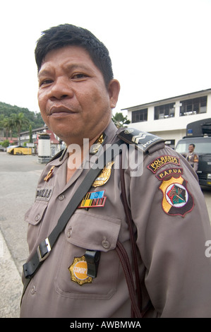 Ritratto di una polizia indonesiana officer in Jayapura, con un West Papua insign sulla sua maglietta, Papua occidentale, in Indonesia Foto Stock