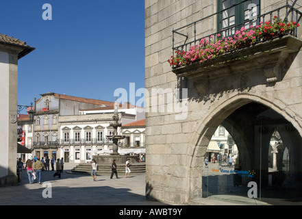 Il quartiere del Minho; Viana Do Castelo Scena di strada nella Città Vecchia, guardando verso la Praça da República square Foto Stock