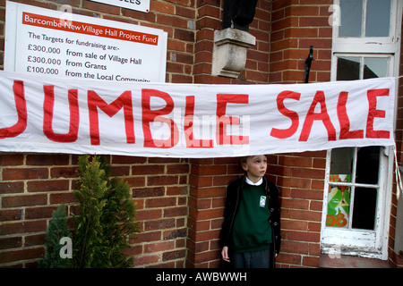 Grande accozzaglia vendita banner al di fuori village hall, Sussex England Regno Unito Foto Stock