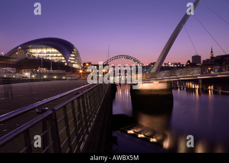 Newcastle Gateshead Quayside mostra Millennium Bridge, Sage Gateshead e Tyne Bridge al tramonto, preso dalla galleria d'arte Baltic Foto Stock