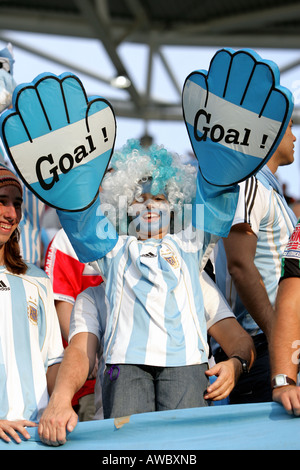 Un giovane argentino appassionato di calcio che indossa una parrucca vernice viso e mani di schiuma in mezzo alla folla durante la Coppa del Mondo 2006 Foto Stock