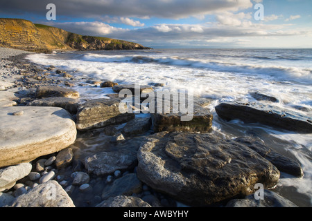 Pounding surf ad alta marea a Dunraven Bay, Bridgend, Galles Foto Stock