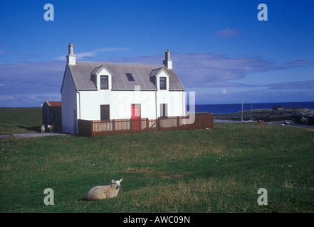 Cottage isolato a Scottish delle Ebridi isola di Tiree, mare aperto e viste distanti Foto Stock