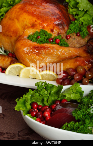 Il arrosto ripieno di tacchino intero con verdure su un piatto bianco cena di Natale sul tavolo ad alta risoluzione negli Stati Uniti Foto Stock