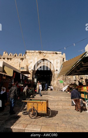 Israele Jerusalem Gerusalemme porta di Damasco come visto da dentro la città vecchia Foto Stock