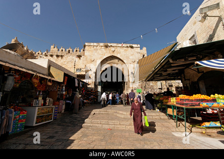 Israele Jerusalem Gerusalemme porta di Damasco come visto da dentro la città vecchia Foto Stock