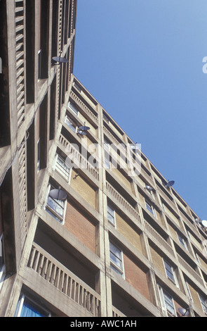 Park Hill Station Wagon Sheffield vista verso l'alto di calcestruzzo e mattoni la costruzione di appartamenti. Post guerra baraccopoli schema di gioco Foto Stock
