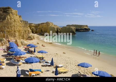 L' Algarve, Praia Do Castelo, nei pressi di Albufeira, in estate, ombrelloni, & Scogliere Foto Stock