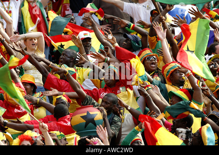 Ventole Ghanian cantando in mezzo alla folla durante la Coppa del Mondo 2006 Foto Stock